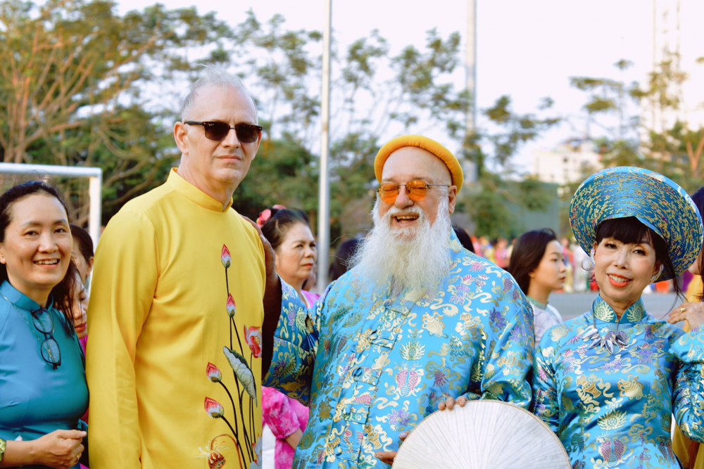 Ông Sinel Pierre thích diện áo dài cùng người thân, bạn bè trong những dịp lễ hội ở TPHCM - ẢNH: T.L.