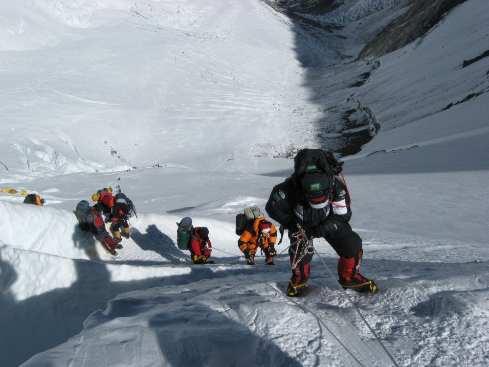 Giấy phép leo đỉnh Everest sẽ có giá 15.000 USD, theo ông Narayan Prasad Regmi - Tổng giám đốc Cục Du lịch. Ông cho biết, mức tăng 36% so với mức phí 11.000 USD đã áp dụng gần 1 thập kỷ qua