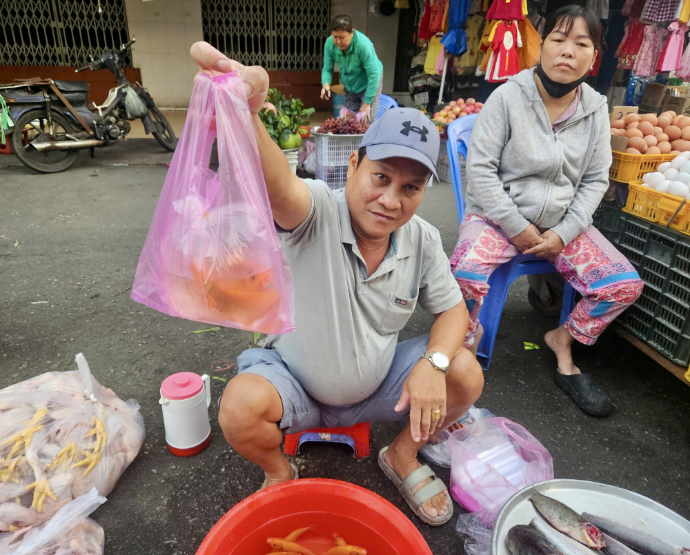 Tương tự, giá cá chép tại chợ Thanh Đa (Bình Thạnh) loại nhỏ ở mức 50.000 đồng/3 con; loại vừa 50.000 đồng/con và loại lớn sẽ bán theo ký.