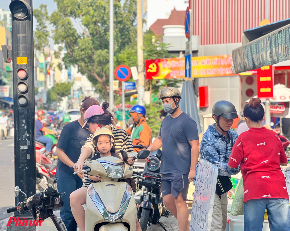 Theo ghi nhận của phóng viên tại các cửa hàng cá cảnh trên đường Nguyễn Thông (quận 3, TPHCM) từ chiều 21 và sang 22/1 (tức