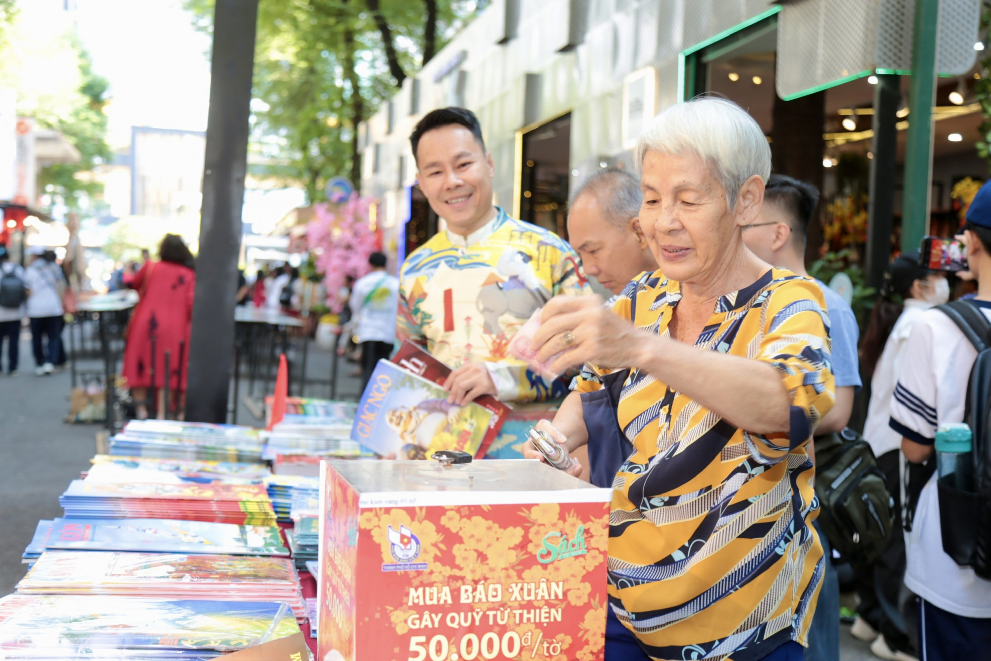 Bạn đọc hăm hở chọn mua báo xuân tại đường sách Nguyễn Bình - Ảnh: Dũng Phương