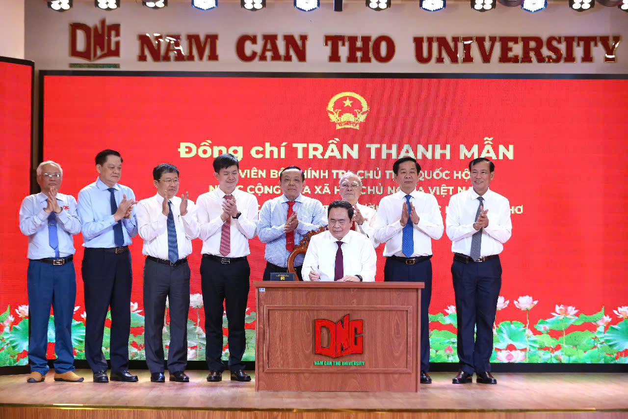 Chủ tịch Quốc hội Trần Thanh Mẫn làm việc với Trường đại học Nam Cần Thơ vào sáng 22/1. Ảnh: Trung Phạm