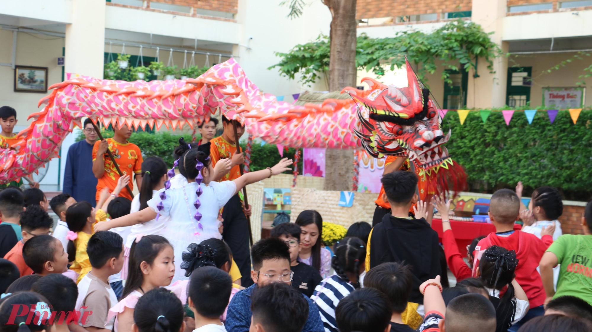 Trước khi bắt đầu các trò chơi, học sinh được xem múa lân, múa rồng - một trong những nét đẹp văn hóa cổ truyền ngày tết của dân tộc Việt, mang đến niềm vui, những điều may mắn trong dịp đầu xuân. 