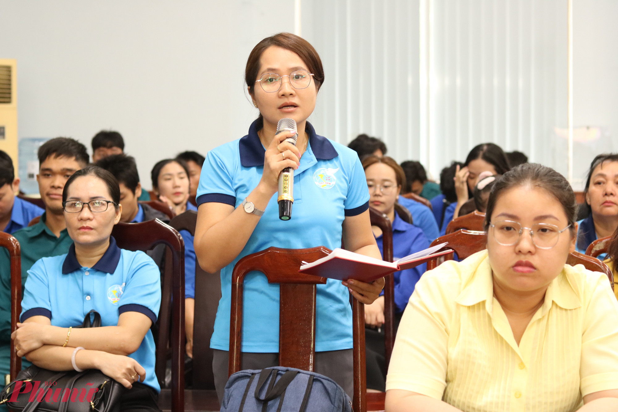 Chị Phan Thị Hồng Nhung phát biểu tại toạ đàm. 