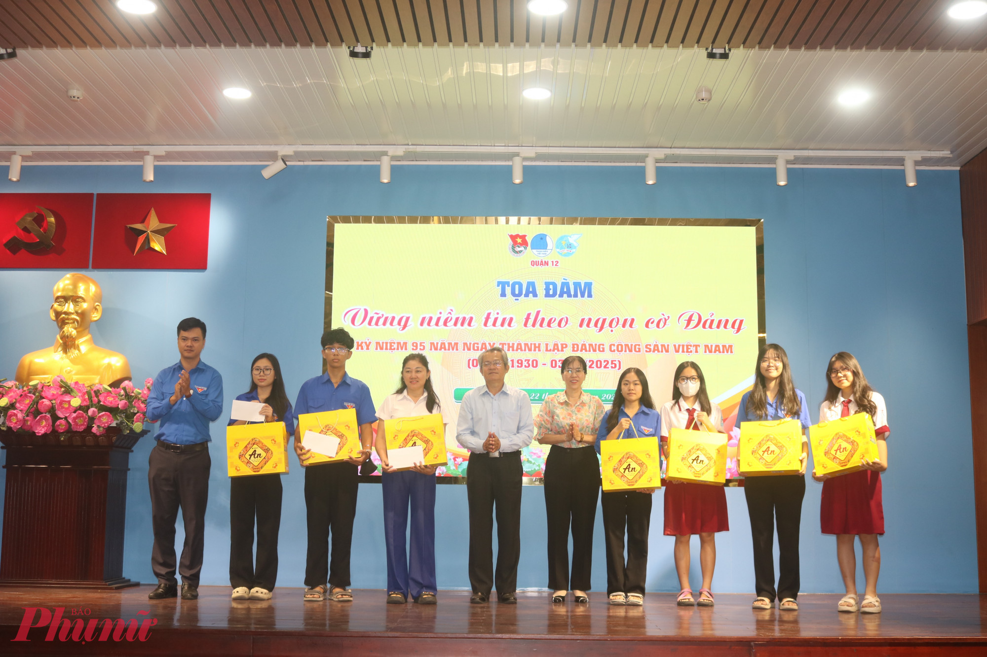 Trao giải hội thi trực tuyến “Tìm hiểu về 95 năm thành lập Đảng Cộng sản Việt Nam” do Quận Đoàn và Hội LHPN quận 12 phối hợp tổ chức. 