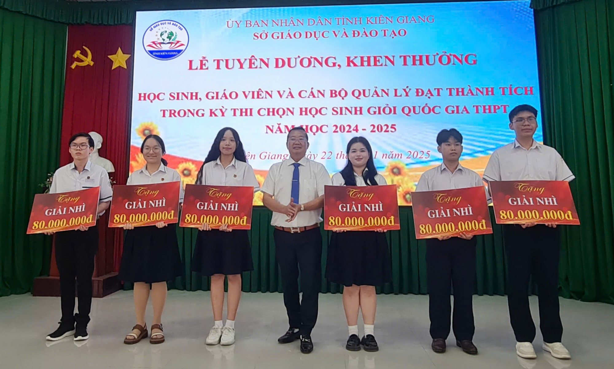 Lãnh đạo Sở Giáo dục và Đào tạo tỉnh Kiên Giang trao thưởng ch