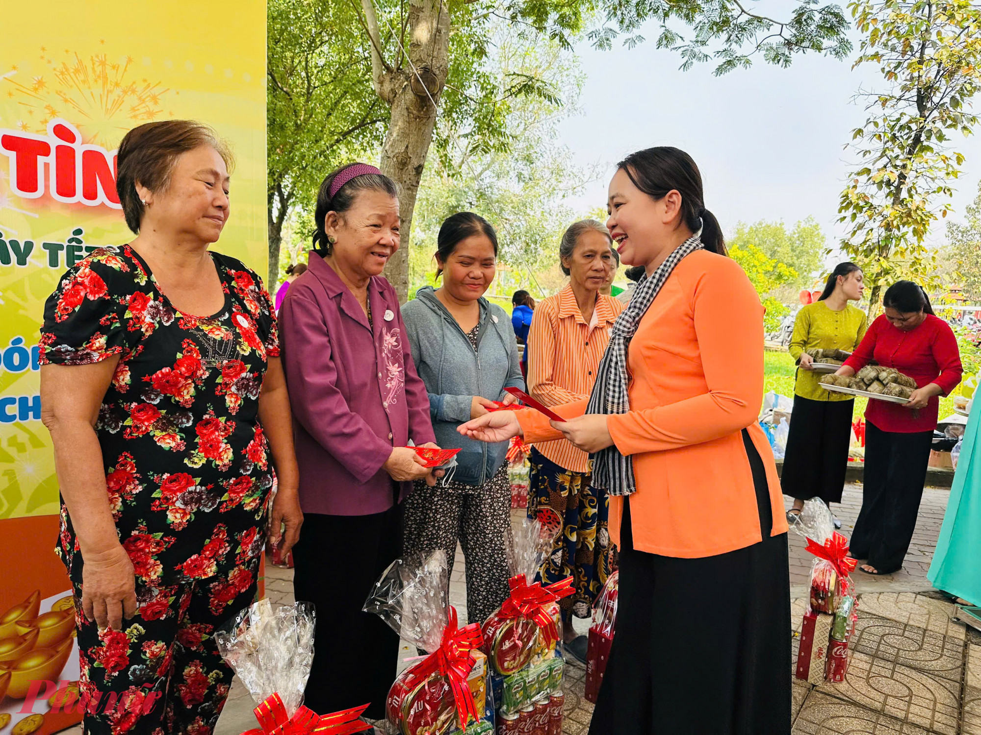 Bên cạnh đó, Hội LHPN huyện trao thêm 17 phần quà cho nữ công nhân môi trường đô thị, nữ công nhân không có điều kiện về quê ăn tết (gồm phần quà 600.000 đồng và 400.000 đồng tiền mặt, 1 đòn bánh tét/bánh chưng)