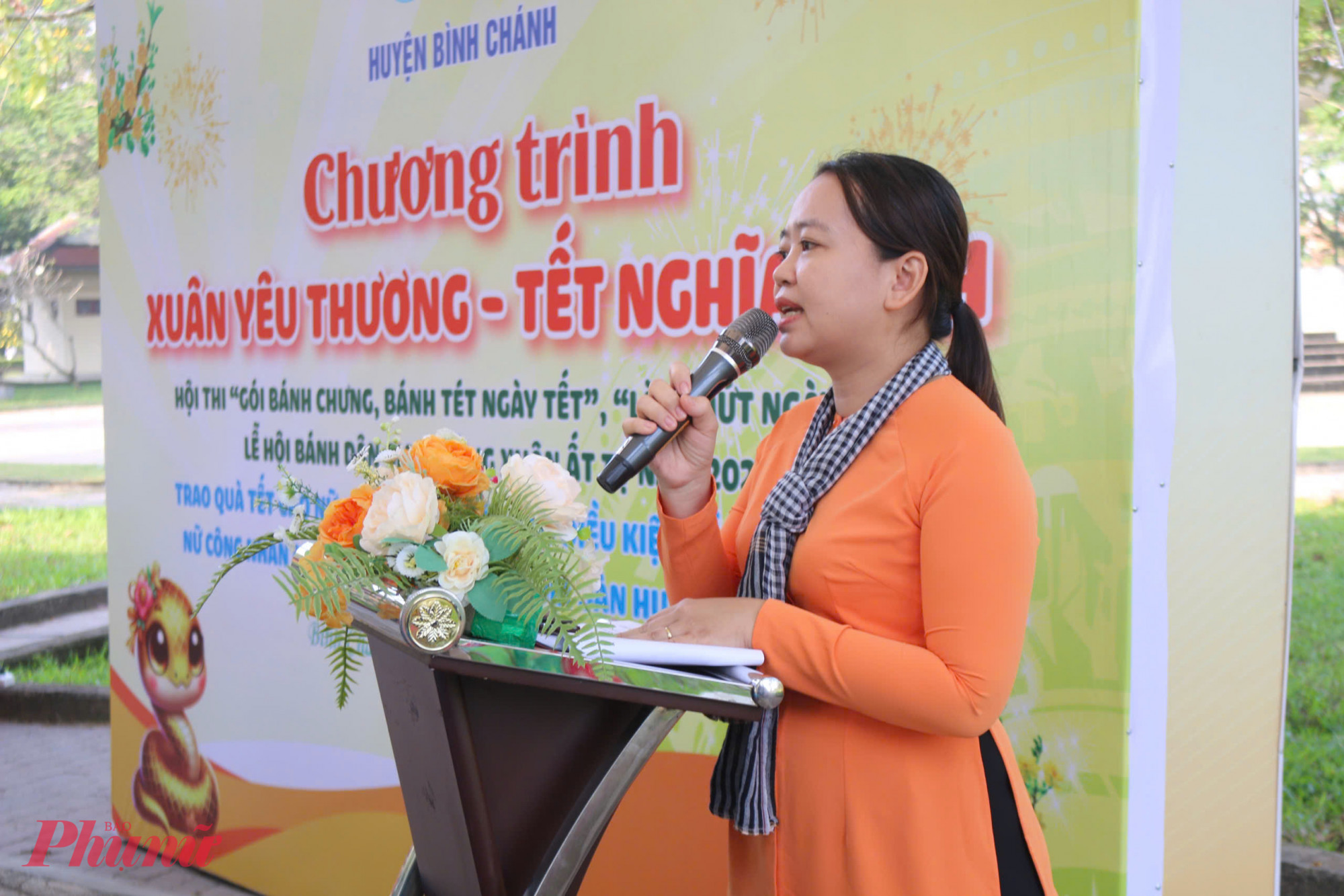 Bà Tô Thị Kim Anh – Chủ tịch Hội LHPN huyện Bình Chánh, chia sẻ: Chương trình hôm nay có nhiều hoạt động ý nghĩa, đặc biệt qua các hội thi đã góp phần tuyên truyền, giáo dục nét đẹp văn hóa truyền thống trong Tết cổ truyền của dân tộc. Đồng thời, chương trình khơi dậy tinh thần tương thân tương ái, tạo sân chơi lành mạnh và thu hút nhân dân tham gia, qua đó bảo tồn và phát huy giá trị văn hóa dân tộc. Đây cũng là dịp mang đến một cái Tết vui tươi, ấm áp cho người dân, đặc biệt là công nhân lao động khó khăn không thể về quê đón Tết.