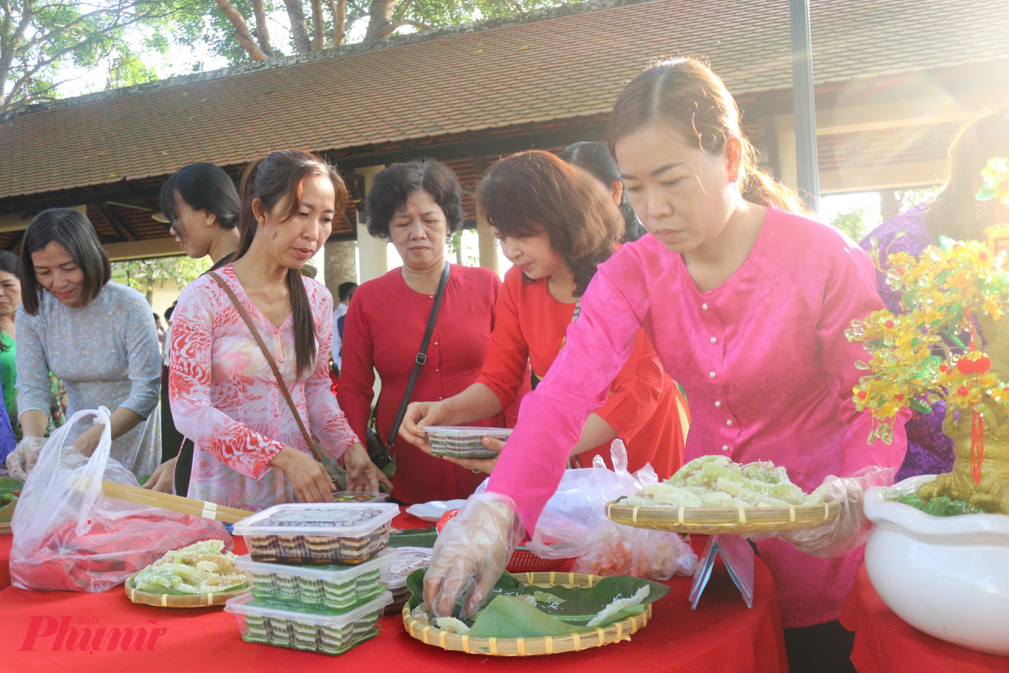 Các gian hàng bánh nhân gia rộn ràng, hấp dẫn, đa dạng nhiều loại bánh