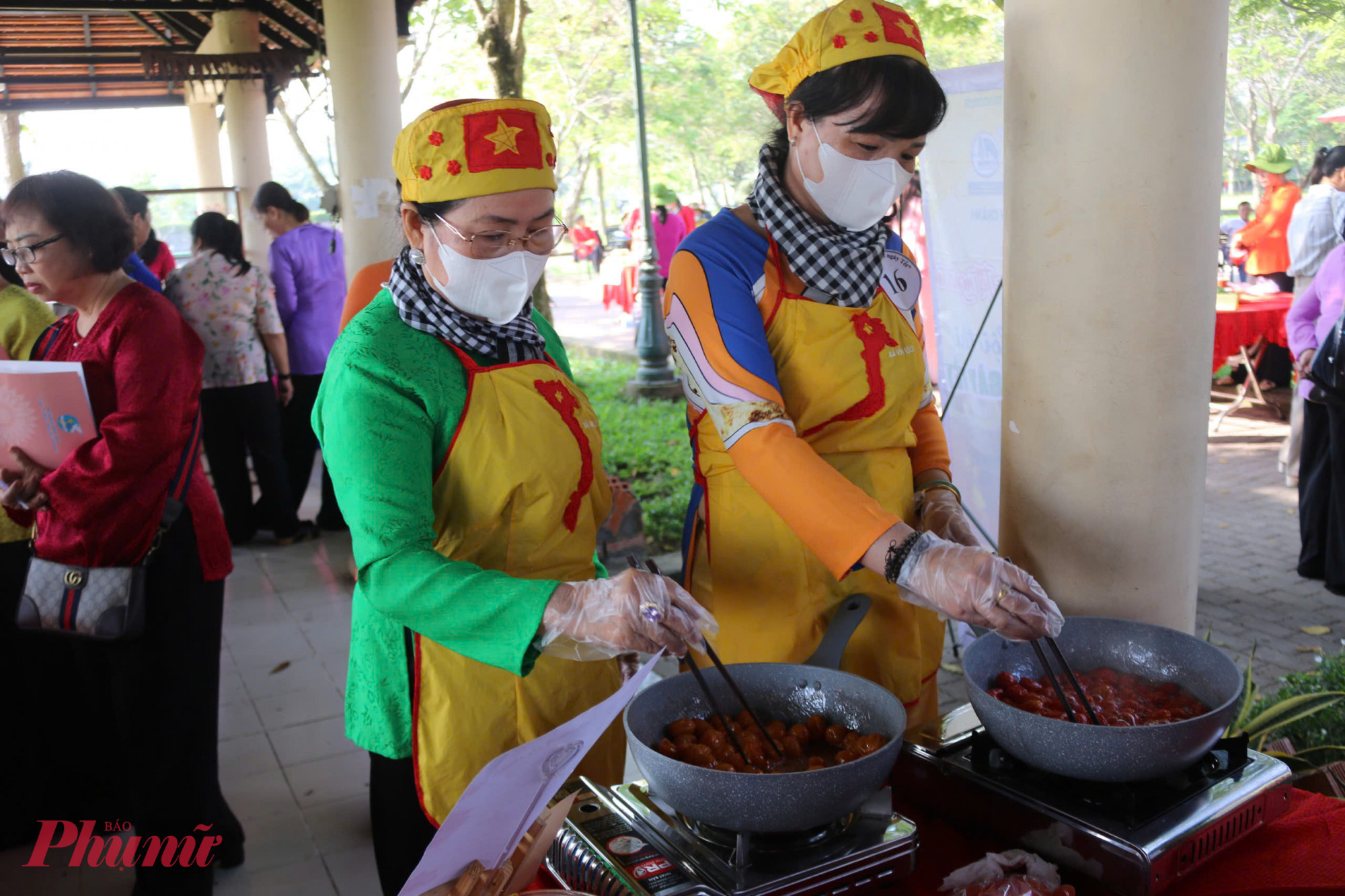 Tương tự, hội thi làm mứt cũng diễn ra với hai phần chính: chế biến và trưng bày sản phẩm. Bà Trần Thị Ngọc Viễn (66 tuổi, xã Vĩnh Lộc B) cho biết, bà đang làm mứt cà chua bi, một món mứt mới lạ, hấp dẫn và dễ ăn với hương vị chua ngọt, mang lại nhiều giá trị sức khỏe. Theo bà, hội thi này không chỉ là cơ hội để thể hiện tài năng, mà còn là dịp để bà kết nối, gặp gỡ các chị em khác, cùng giao lưu và trao đổi những cách làm mứt truyền thống trong dịp Tết.