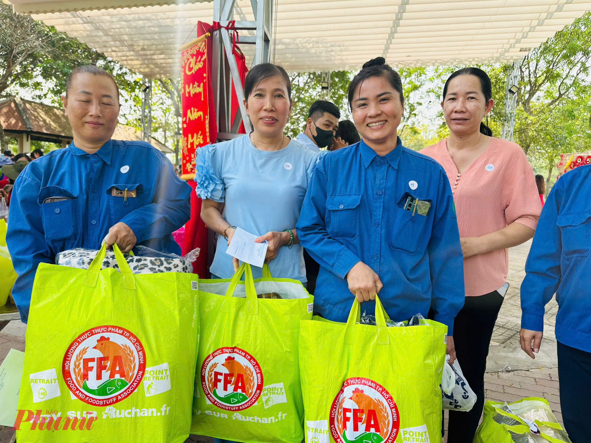 Chị Nguyễn Thị Kim Ngân (57 tuổi, công nhân môi trường đô thị huyện Bình Chánh) vui vẻ nhận quà sau một buổi sáng làm việc vất vả. Chị chia sẻ, chồng mất cách đây 9 năm, một mình chị phải gồng gánh nuôi con đang học lớp 10, lo chi phí sinh hoạt và tiền trọ hằng ngày. Vì vậy, khi nhận được phần quà này, chị cảm thấy được an ủi và có thêm chút hương vị Tết.