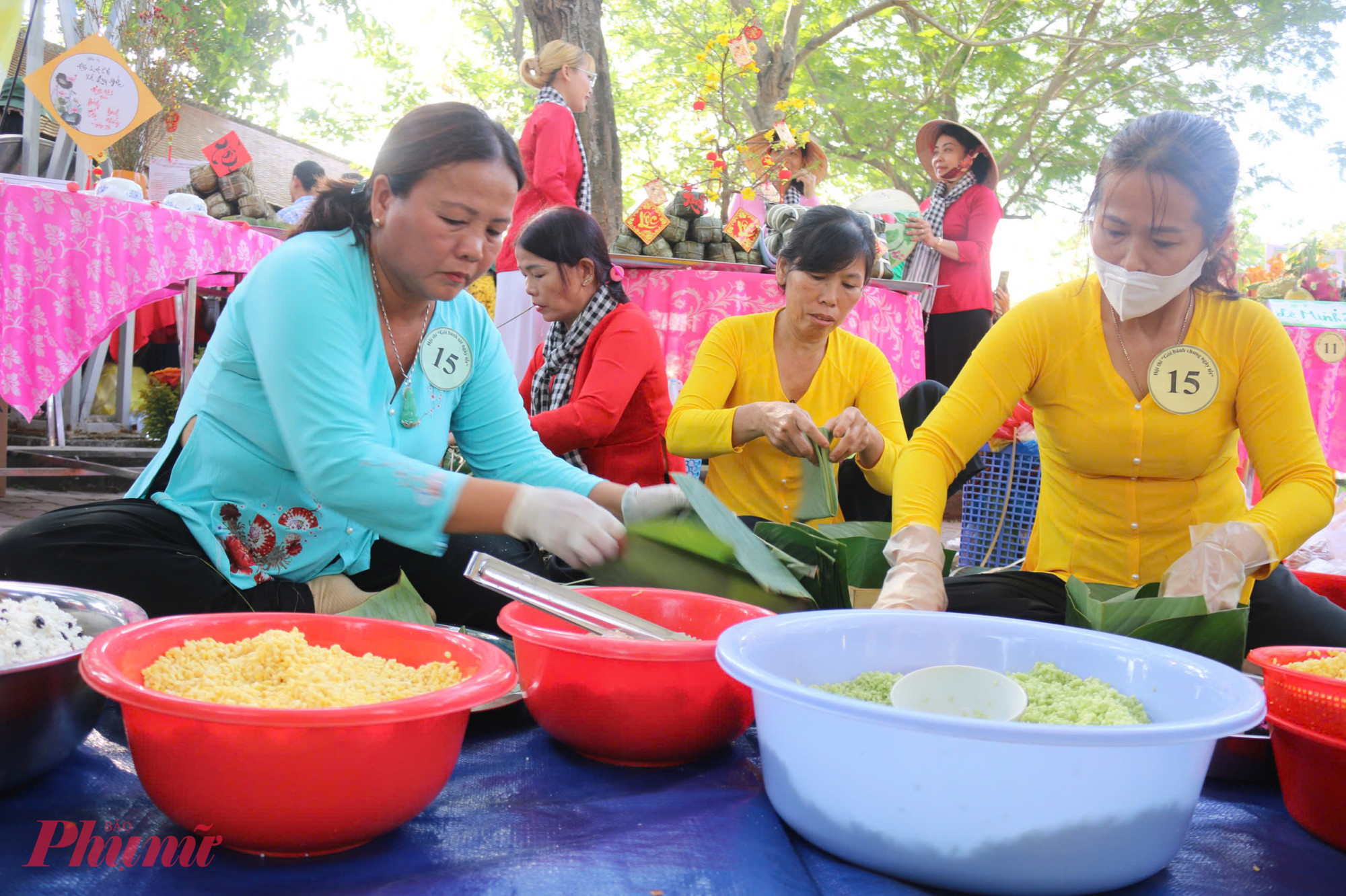 Hội thi gói bánh tét và bánh chưng được tổ chức thành hai phần. Phần đầu là thi khéo tay, trong đó các đội thực hiện gói 10 đòn bánh tét hoặc bánh chưng tại chỗ trong thời gian 60 phút. Ban Giám Khảo sẽ chấm điểm dựa trên kỹ thuật và sự khéo léo trong quá trình làm bánh.