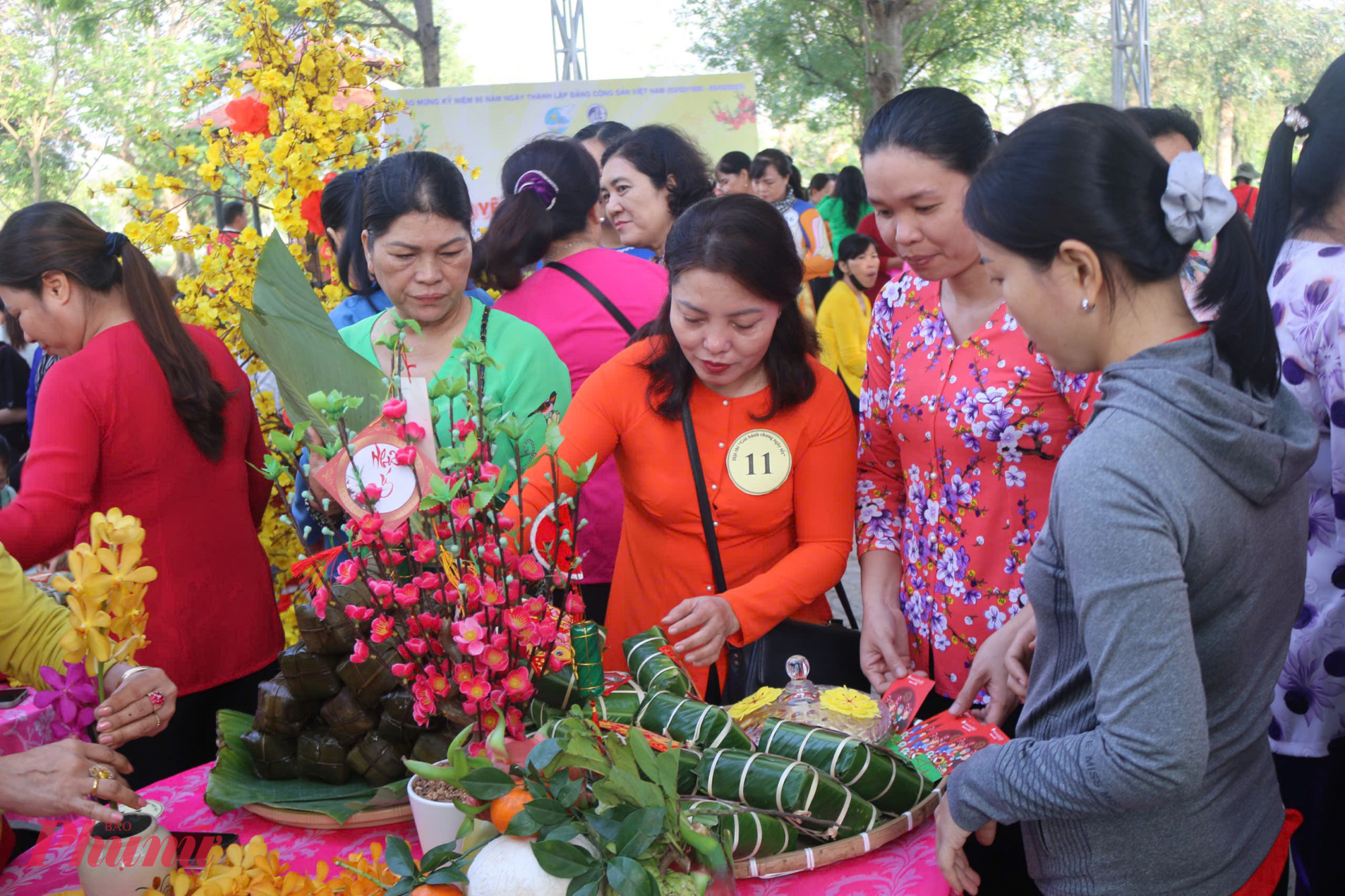 Bà Bùi Thị Hường (xã Lê Minh Xuân): Bánh tét và bánh chưng là những hương vị truyền thống không thể thiếu trong dịp Tết của người Việt Nam. Hôm nay, chúng tôi đến với hội thi gói bánh với tinh thần sẻ chia và đoàn kết, hy vọng rằng những chiếc bánh này sẽ đến tay những hoàn cảnh khó khăn để họ có thể thưởng thức trọn vẹn hương vị ngày Tết.