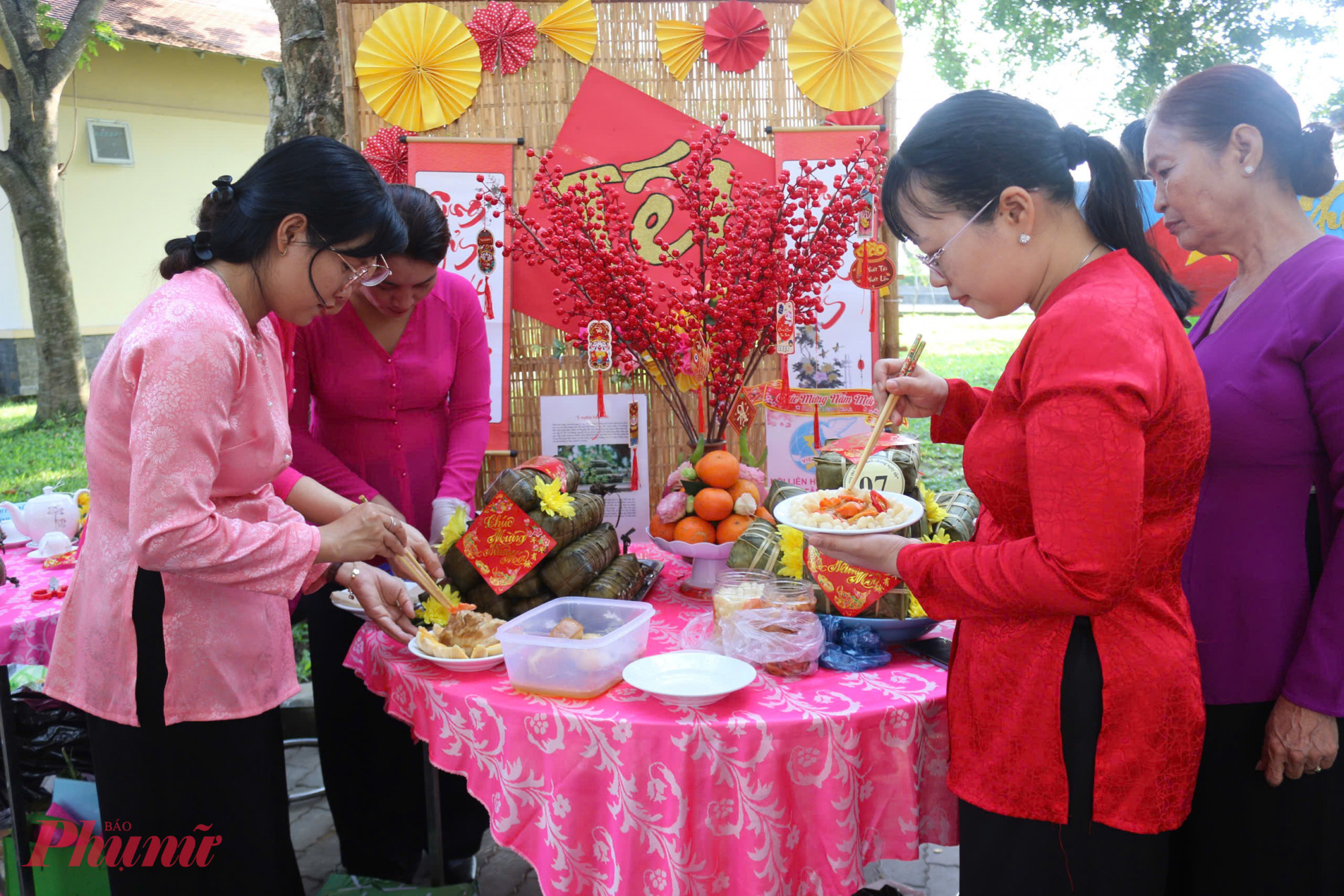 Phần tiếp theo là thi trưng bày sản phẩm, nơi các đội thể hiện sự sáng tạo và thẩm mỹ.