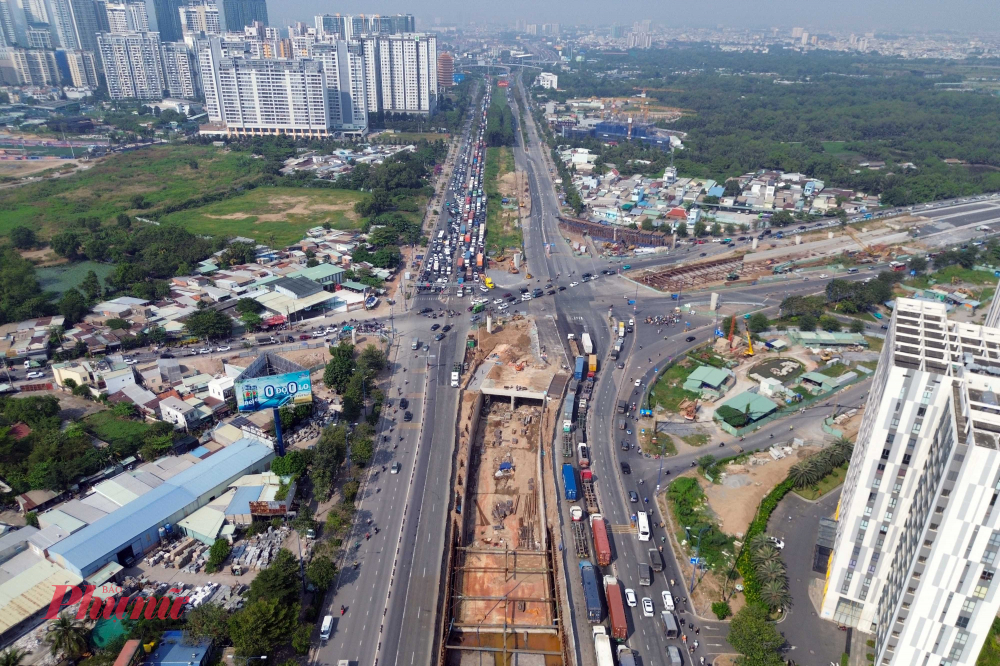 Các xe nối thành hàng dài từ khu vực cầu Rạch Chiếc trên đường Võ Nguyên Giáp đến nút giao An Phú.