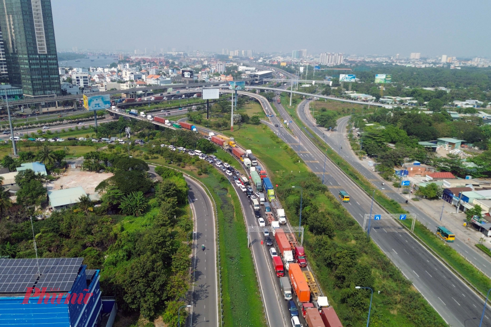 Đường Mai Chí Thọ, hướng ra đường Võ Nguyên Giáp chỉ lác đác một vài xe chạy.