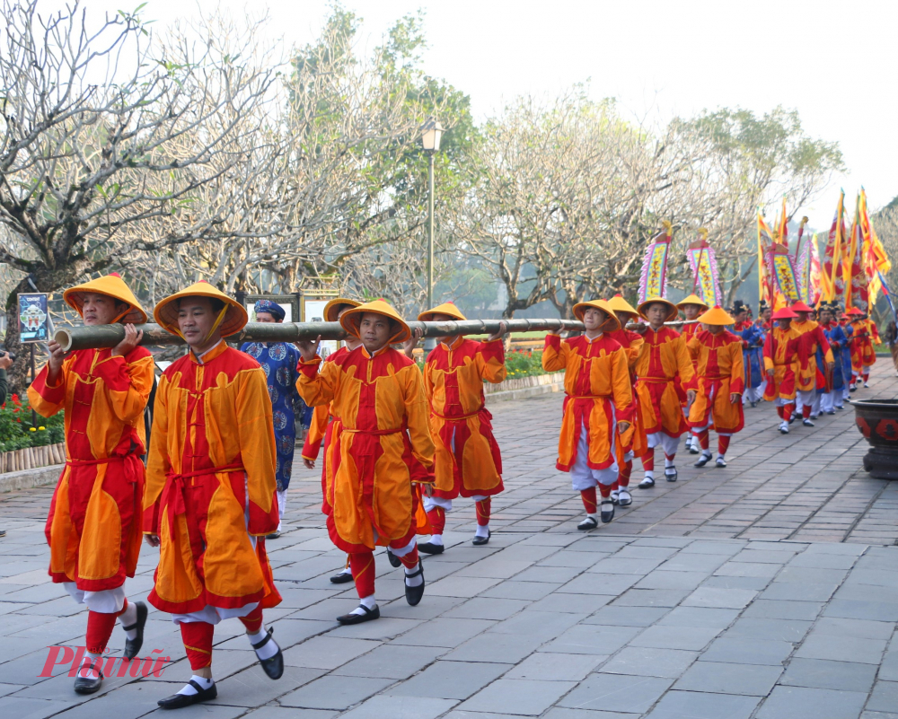 Trong đời sống cung đình xưa, lễ dựng nêu như để báo hiệu ngày tết đã tới. Chữ Tiêu trong Thướng tiêu có nghĩa là “ngọn cây” nơi cao nhất dễ nhìn thấy.