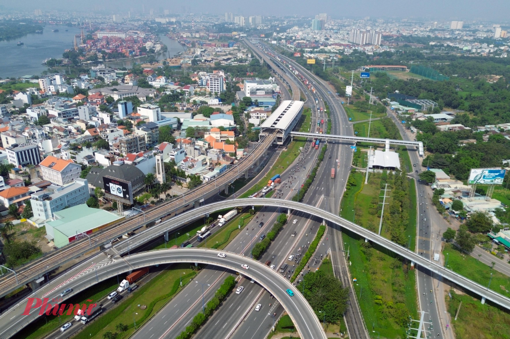 Đường Võ Nguyên Giáp TP Thủ Đức, hướng từ Đồng Nai đi trung tâm thành phố, dòng phương tiện xếp hàng dài đến nút giao thông ngã ba Cát Lái. Trong khi hướng ngược lại, từ trung tâm thành phố đi Đồng Nai thì khá thông thoáng.