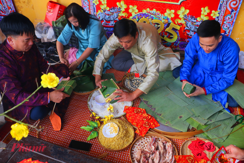 Nhiều thành viên của các phòng, ban thuộc Trung tâm Bảo tồn di tích Huếtham gia thi làm, nấu bánh chưng, bánh tét