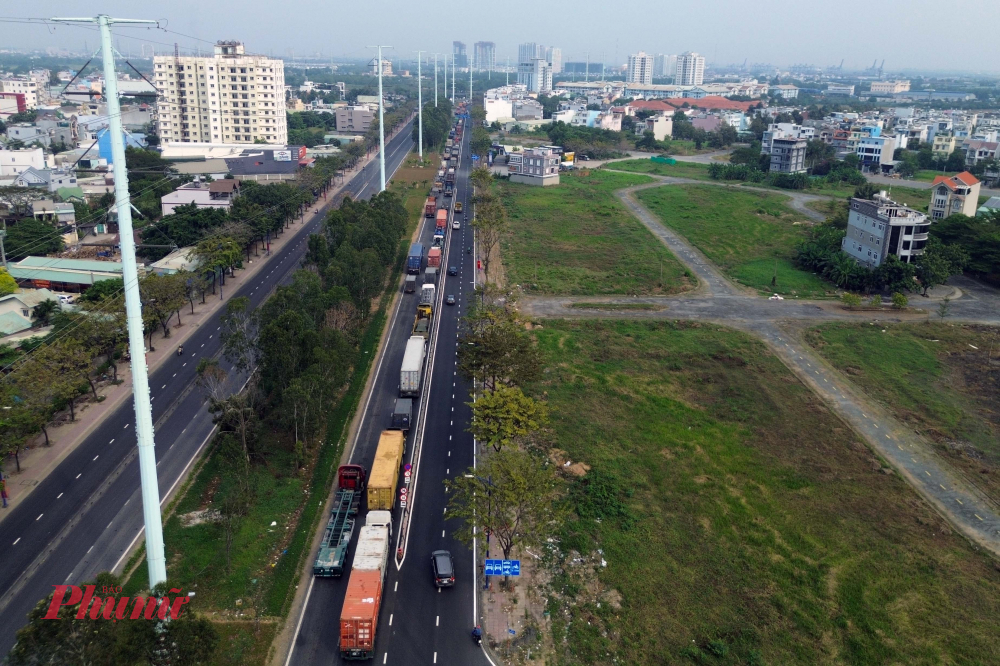 Trên đường Đồng Văn Cống, hướng từ đường Mai Chí Thọ về Cảng Cát Lái cũng xảy ra tình trạng ùn ứ, các xe di chuyển khá chậm chạp. Ở hướng ngược lại, hướng từ Cảng Cát Lái ra đường Mai Chí Thọ có rất ít xe.