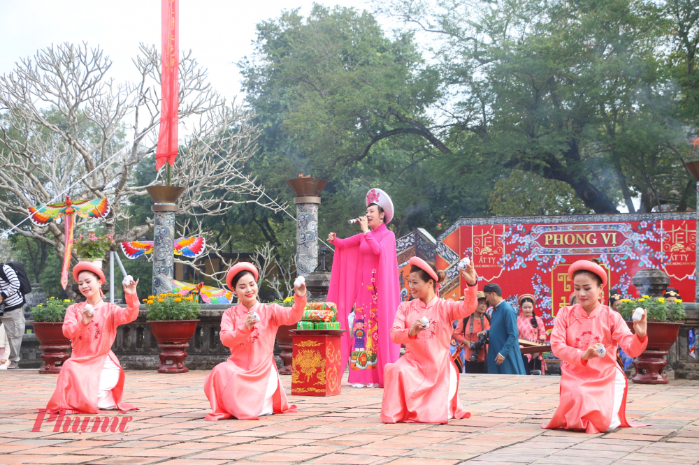 Tiếp đó là những ngày vui chơi tiệc tùng, thăm hỏi, chúc tụng... diễn ra trong Hoàng cung. Đi kèm với các cuộc vui các là trò diễn, trò giải trí cung đình được tổ chức