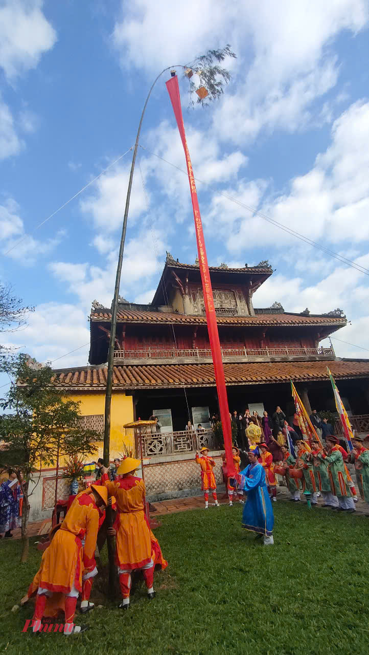 Lễ dựng nêu tại Hoàng cung Huế đã được Trung tâm Bảo tồn Di tích Cố đô Huế tái hiện theo một cách thức mới trên cơ sở nghiên cứu và dàn dựng thích nghi trên chất liệu truyền thống vào vào sáng 23 tháng Chạp hàng năm. Trên cơ sở chất liệu cung đình, tác giả đã xây dựng một kịch bản có tính nghi thức về dựng nêu trong chốn hoàng cung, nhằm tạo nên một sinh hoạt có tính điểm nhấn, đồng thời tạo ra không khí vui tươi vào dịp mở đầu Tết Nguyên đán.