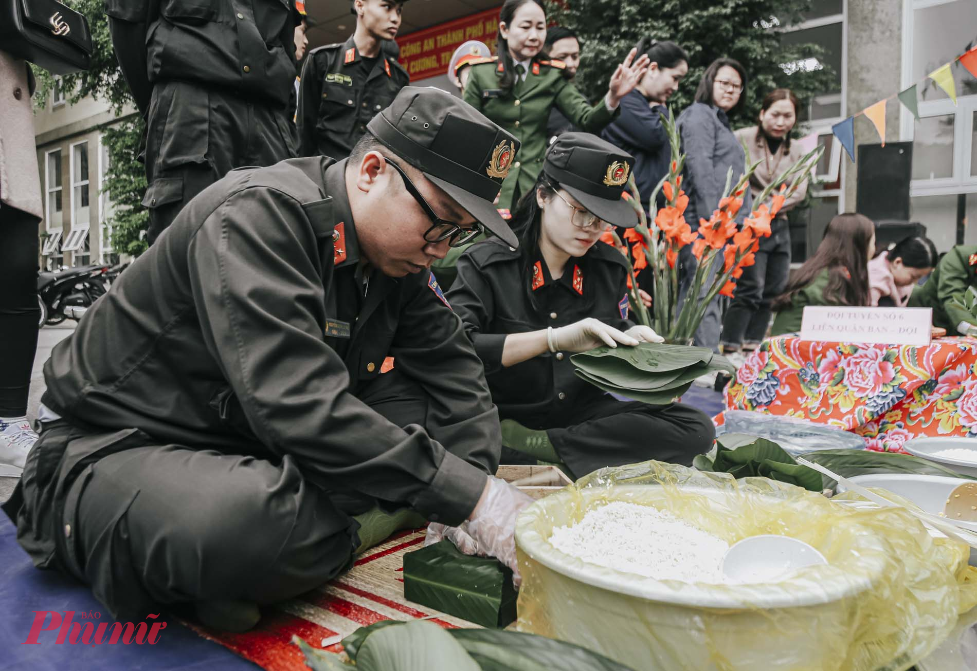 Nguyên liệu và những chiếc lá dong được các chiến sĩ CSCĐ chọn lựa kỹ càng, sạch sẽ để làm sao cho ra được một chiếc bánh chưng ngon nhất, đẹp mắt nhất.