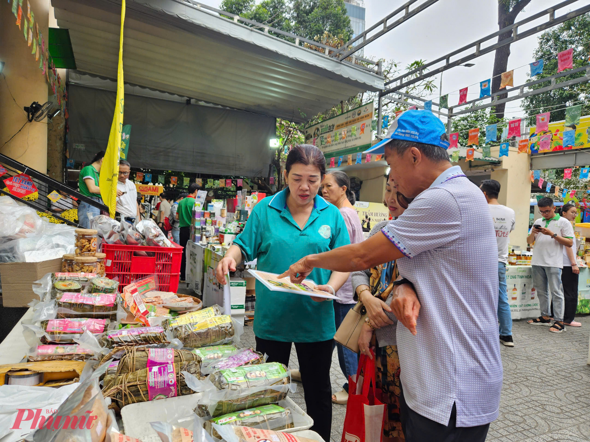 Ngay khi vừa mở bán, người dân đã tập trung mua sắm các loại đặc sản tết như bánh chưng, bánh tét. Theo các doanh nghiệp, giá bánh chưng năm nay không tăng, vẫn giữ nguyên mức 120.000 đồng/bánh loại 1kg, bánh tét 100.000 đồng/đòn loại 1kg. 