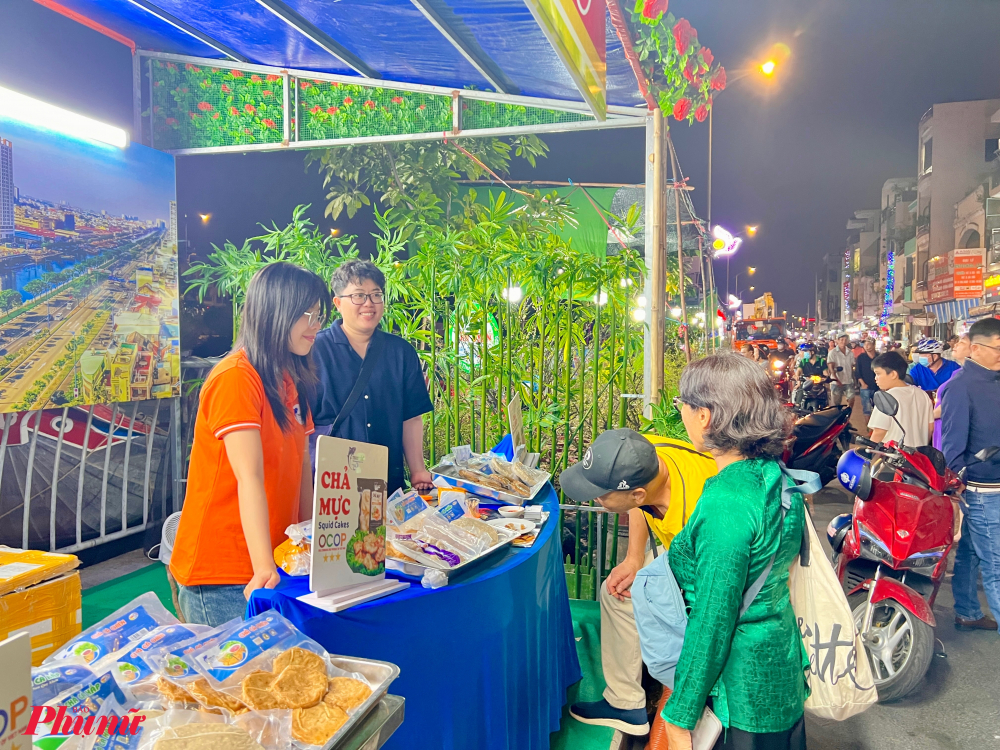 Chợ hoa xuân cũng có khu vực trưng bày các sản phẩm đặc trưng vùng miền, sản phẩm OCOP của các tỉnh thành như: Bình Phước, Bình Thuận, Ninh Thuận, Đồng Tháp, Bến Tre...