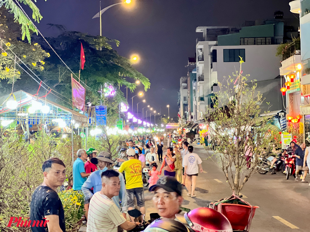 Đông đảo người dân mua hoa tết buổi tối tại không gian Trên bến dưới thuyền đêm 24/1. 