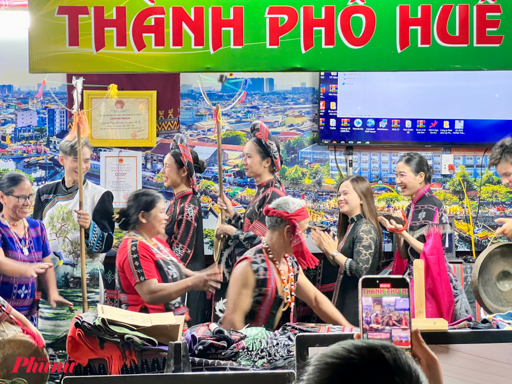 Các địa phương mang văn hóa đặc trưng về các gian hàng phục vụ khách. 