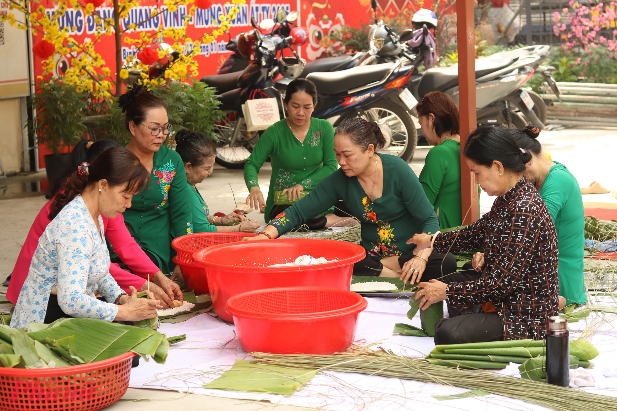 Các dì, các chị ở phường Bình Trị Đông A, quận Bình Tân gói bánh tét tặng công nhân và bà con có hoàn cảnh khó khăn. 