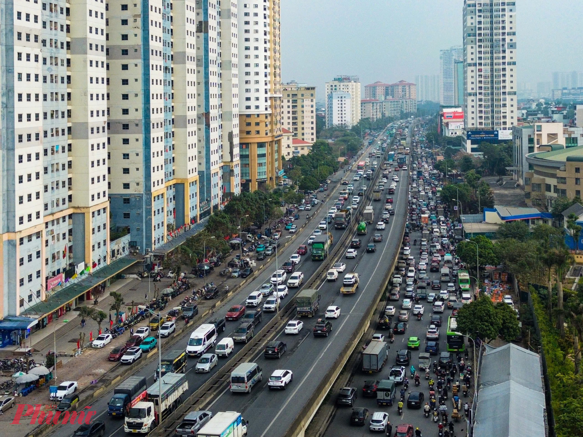 Ngay từ chiều 24/1 (ngày đi làm cuối cùng trước kỳ nghỉ Tết Nguyên đán Ất Tỵ 2025), các tuyến đường cửa ngõ như Võ Chí Công, Phạm Văn Đồng, Giải Phóng - Quốc lộ 1A, các cầu bắc qua sông và các tuyến đường vành đai đều ghi nhận sự gia tăng về số lượng phương tiện, mật độ xe cao ngay từ đầu giờ chiều.