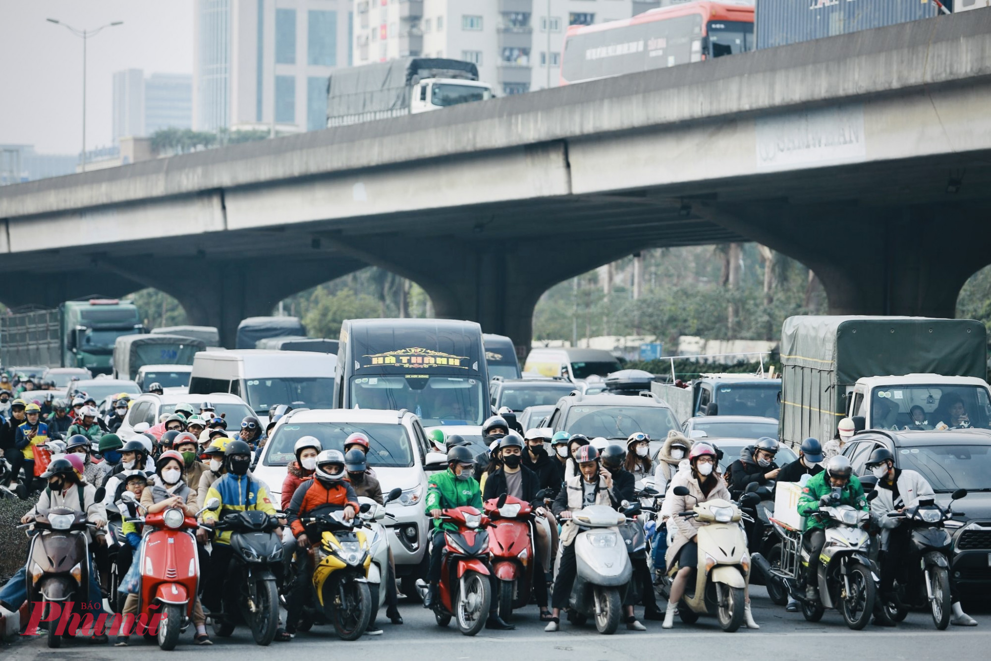 Đến 17h40 cùng ngày, các tuyến đường cửa ngõ Thủ đô tuy đông đúc nhưng vẫn duy trì trạng thái thông suốt. 