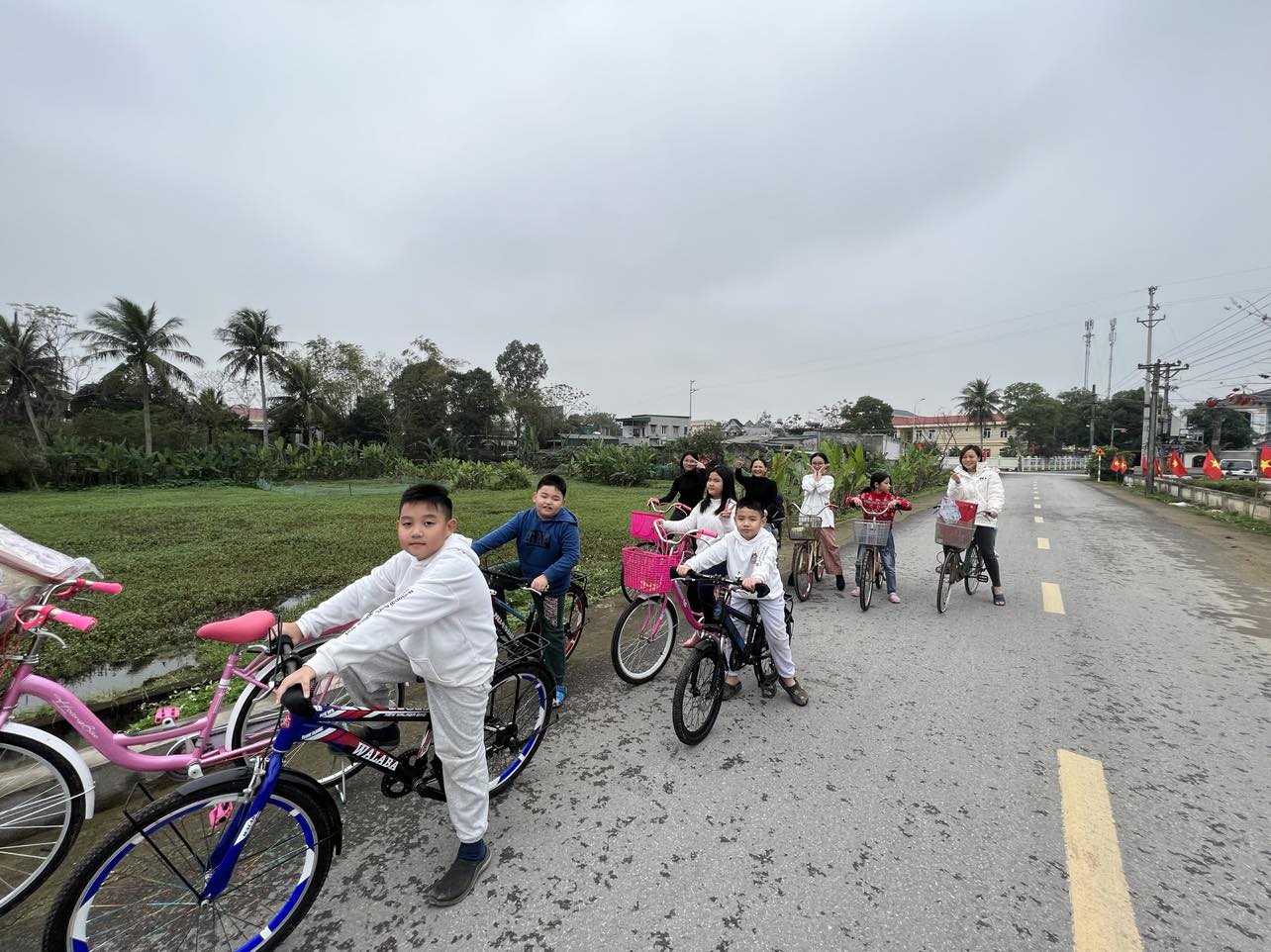 Hành trình về tết nó vất vả đông đúc, chen chúc bội phần nhưng cứ mỗi lần nghe con cháu nói nhớ nhà, nhớ cái sân góc vườn ở quê tôi lại xốn xang muốn chạy ngay về mà lượn lờ quanh ngõ xóm Quảng Hải thân yêu. 