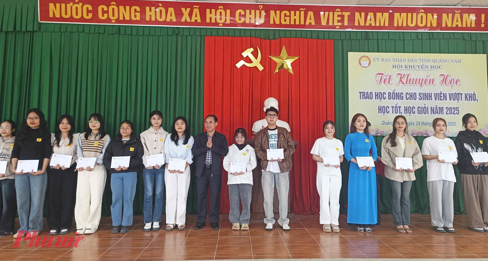 Phó chủ tịch UBND tỉnh Quảng Nam trao học bổng cho các sinh viên