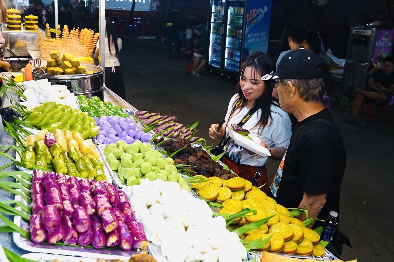 Đến với Hội hoa Xuân TPHCM, du khách còn được thưởng thức ẩm thực đa dạng - Ảnh: Nhã Chân