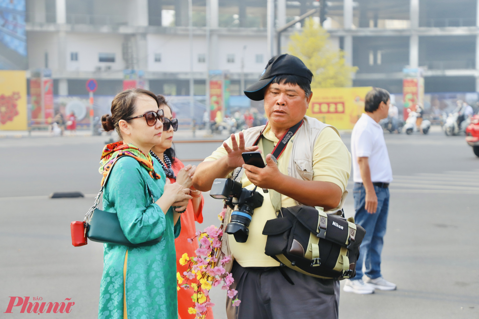 Thời gian này, các thợ ảnh cũng có cơ hội kiếm thêm thu nhập. Anh Giang Hạnh (54 tuổi, quê Châu Đốc, An Giang) cho hay những ngày qua anh cũng kiếm thêm được một ít thu nhập để ăn tết. Công việc chụp ảnh này chỉ thịnh vào mùa tết.