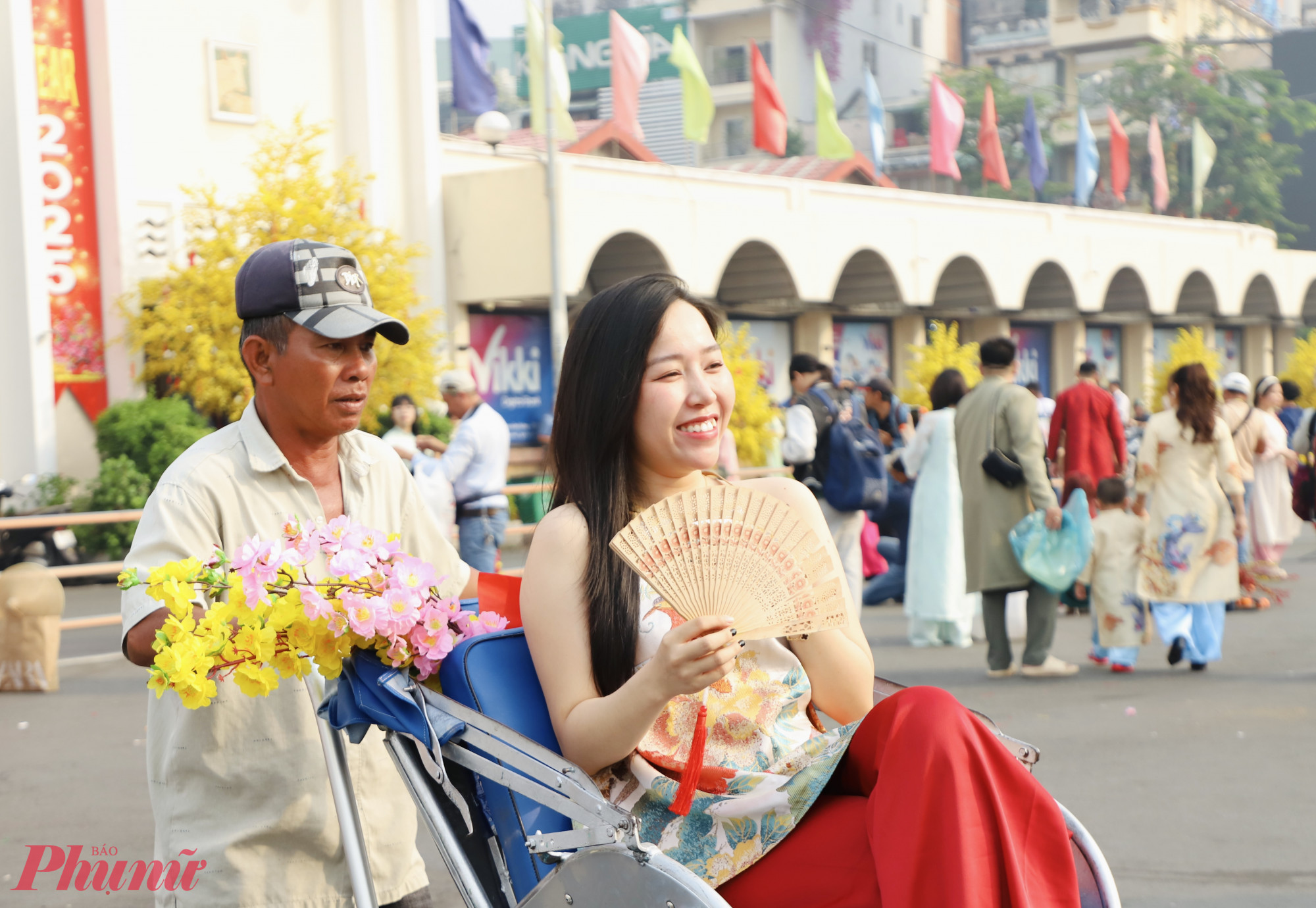 Anh Nguyễn Văn Sang (52 tuổi) cho biết mấy ngày qua bên cạnh việc chạy xích lô, anh cũng mang xe ra chợ Bến Thành cho người dân thuê chụp ảnh. Giá thuê mỗi lần là 50 ngàn đồng, không ràng buộc thời gian. Khách có thể tự chạy hoặc anh hỗ trợ chạy. 