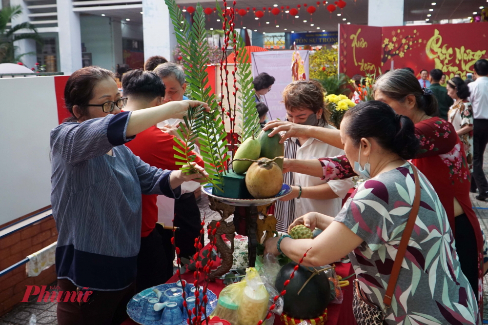 Các đội đang tham gia thi trưng bày mâm quả