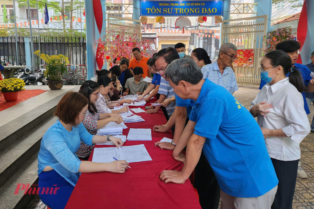 Người dân đến tham gia ngày hội “Mừng Đảng Quang vinh - Mừng Xuân Ất Tỵ” do phường 4, quận 3 tổ chức