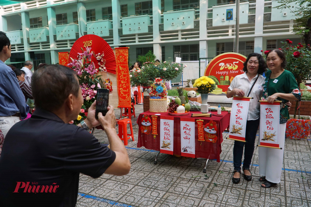 Mọi người vui vẻ chụp hình với những mâm quả sau khi được trưng bày