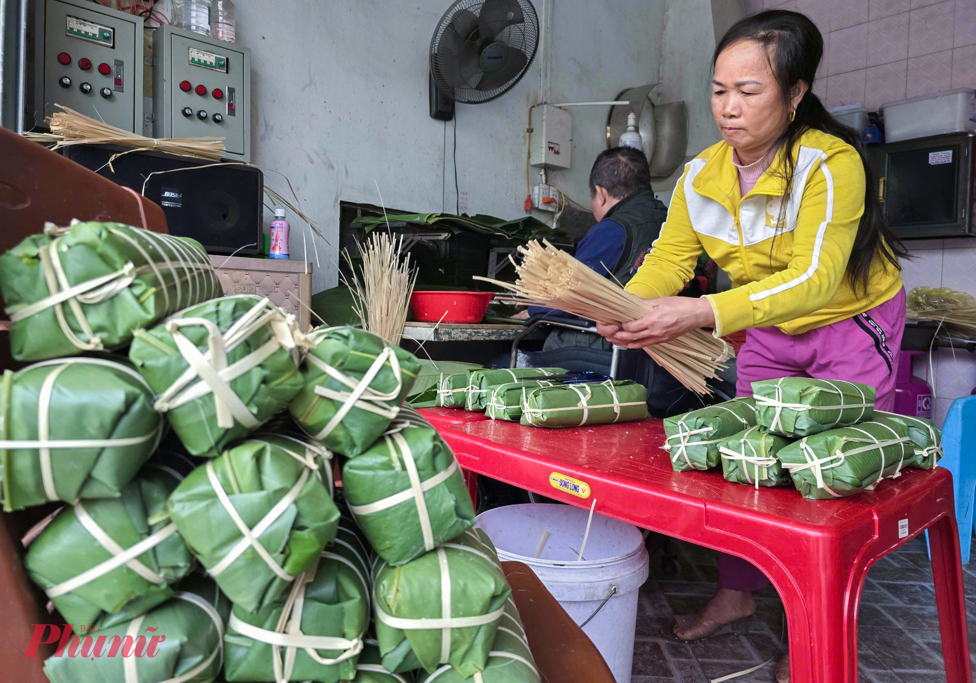 Mỗi gia đình như một dây chuyền sản xuất bánh khép kín, mỗi người được phân công một nhiệm vụ cụ thể - Ảnh: Phan Ngọc