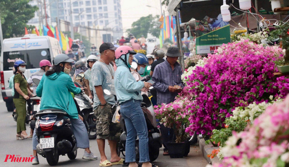 Chị Khanh (quận 6) vừa chốt cặp quất gần giá gần năm triệu đồng, do mua sớm nên chị được lựa cây đẹp, nhà vườn còn miễn phí gọi xe chở về tận nhà. Do nhà làm ăn kinh doanh nên thông lệ nhà tôi mua cây kiểng trưng tết sớm để may mắn, thu hút tài lộc. Với việc mua hoa sớm một phần giúp nông dân bán nhanh để còn về ăn tết cùng gia đình, chị Khanh chia sẻ. 