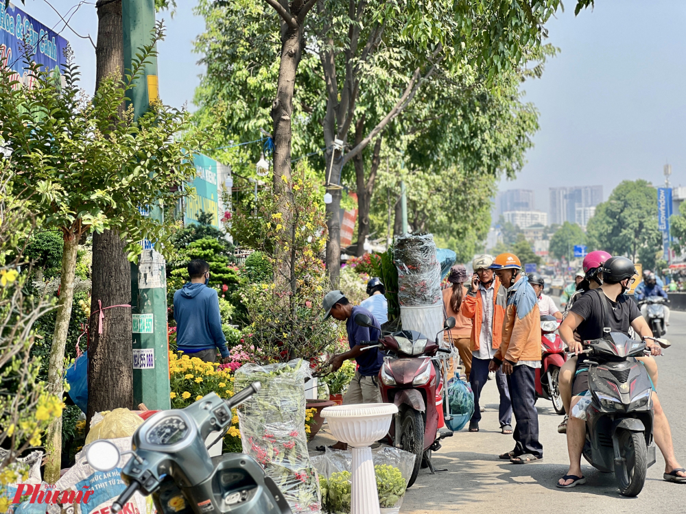 Tại một điểm bán khác khách liên tục chốt hoa, khách thường mua hoa sẽ được chủ cửa hàng đặt giao hàng nhanh ship hoa về tận nhà cho khách