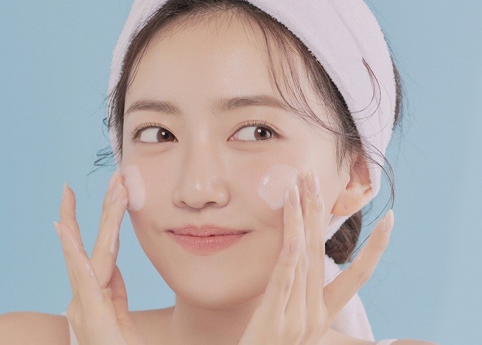 Dưỡng da đầy đủ Skincare đầy đủ là bước chăm sóc da sau Tết không thể. Ngay cả khi bạn có ít thời gian, bạn vẫn có thể thực hiện những bước dưỡng da quan trọng như sử dụng nước hoa hồng và kem dưỡng.  Khi da cảm thấy khô, việc sử dụng xịt khoáng có thể là một giải pháp tốt để cung cấp độ ẩm cho da một cách nhanh chóng và hiệu quả. Xịt khoáng giúp làm dịu da, giảm cảm giác căng và khó chịu, đồng thời cung cấp độ ẩm cho làn da khô. Kết hợp với các bước dưỡng da cơ bản khác, việc sử dụng xịt khoáng sẽ giúp da bạn trở nên khỏe mạnh hơn, ngăn ngừa mụn và bong tróc.