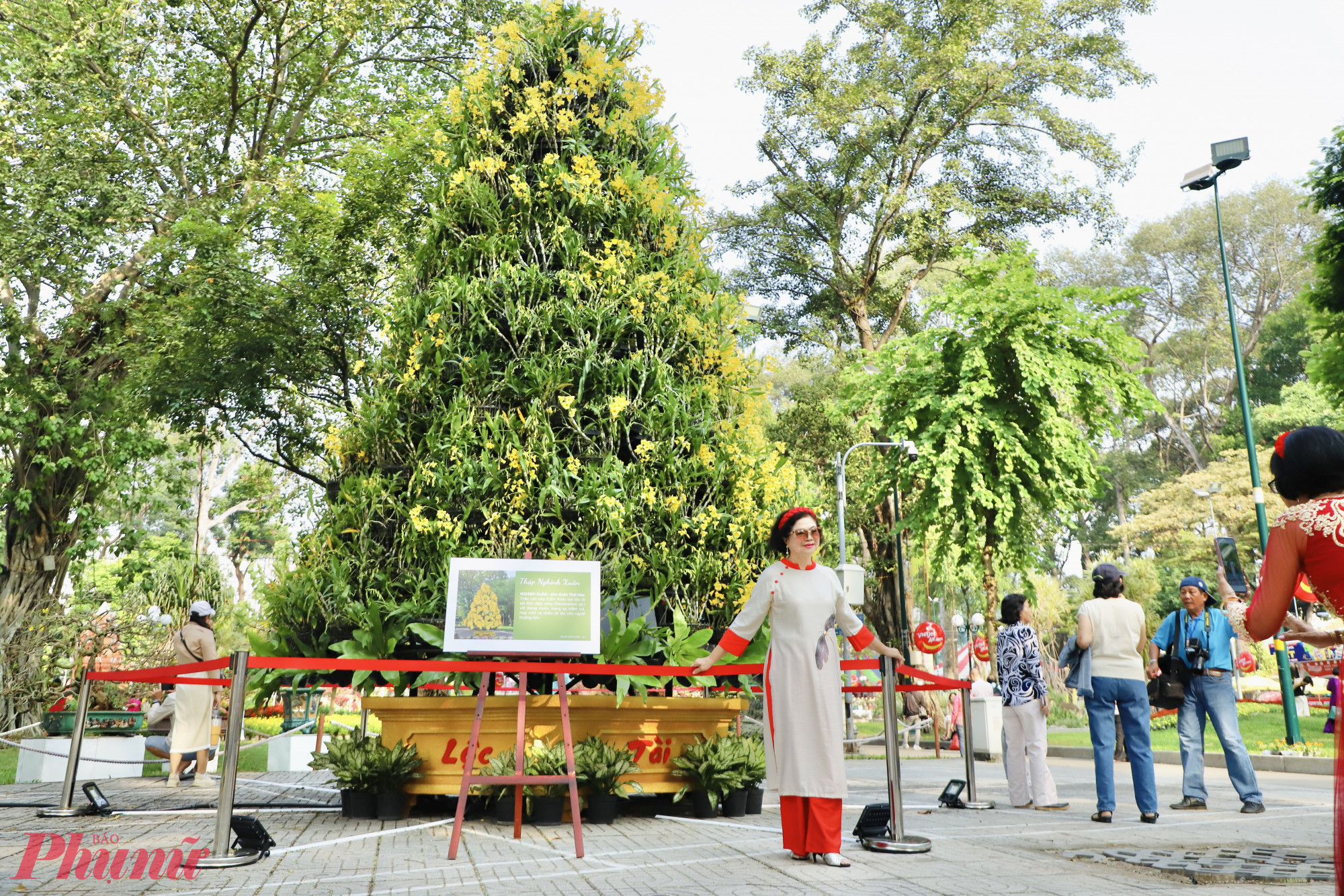 Trong không gian hội hoa xuân 