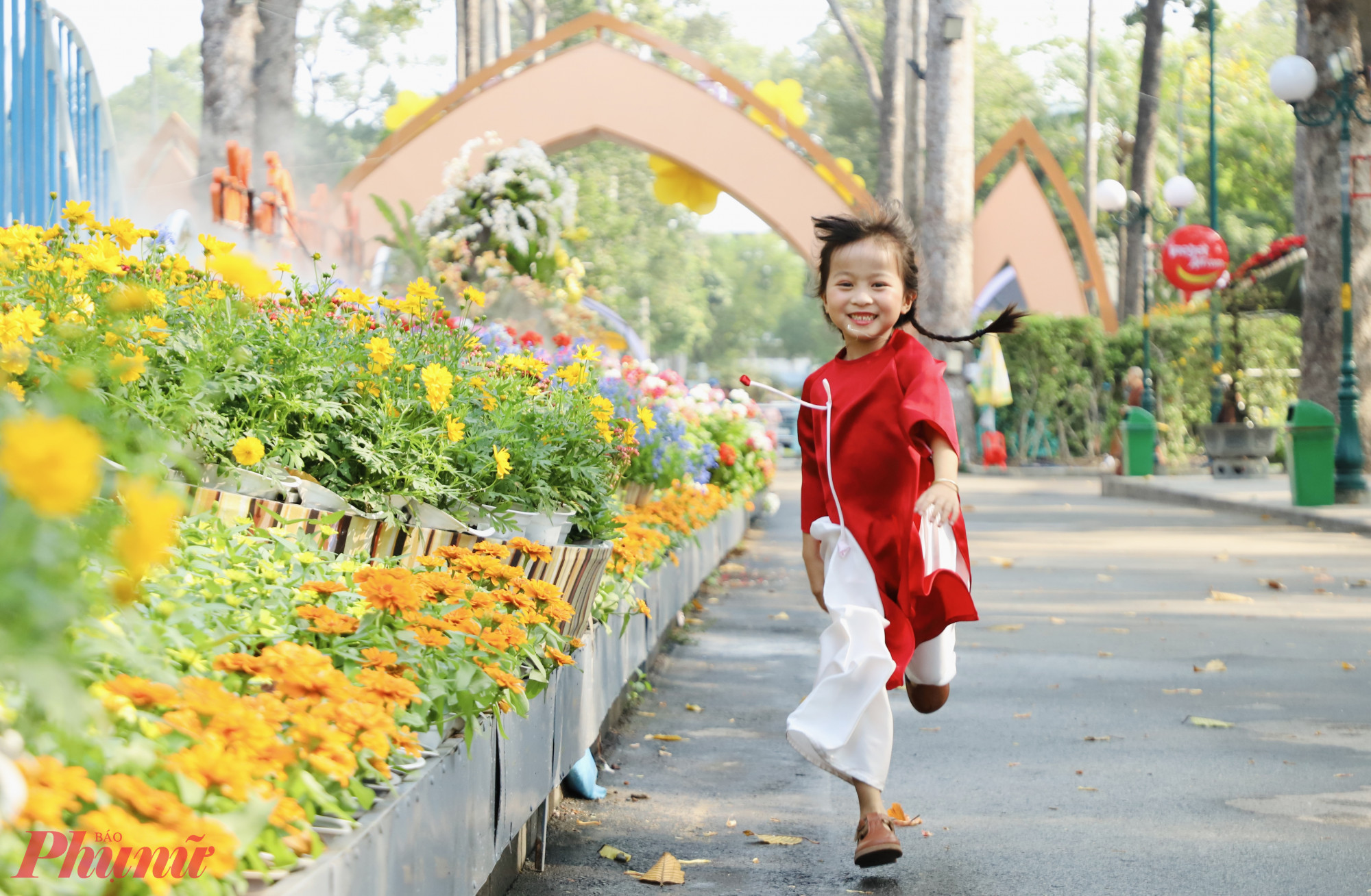 Bé Khánh Nhi (5 tuổi) được mẹ đưa từ Vũng Tàu lên TPHCM để dự hội hoa xuân. Cô bé thích thú với không gian rực rỡ sắc màu.