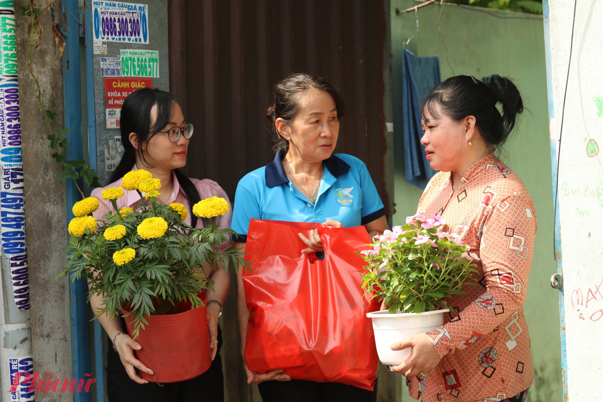 Cán bộ hội phường Tân Chánh Hiệp mang hoa đến các khu trọ tặng. Ngoài món quà này, các chị còn gửi kèm bà con 1 túi nhu yếu phẩm. 