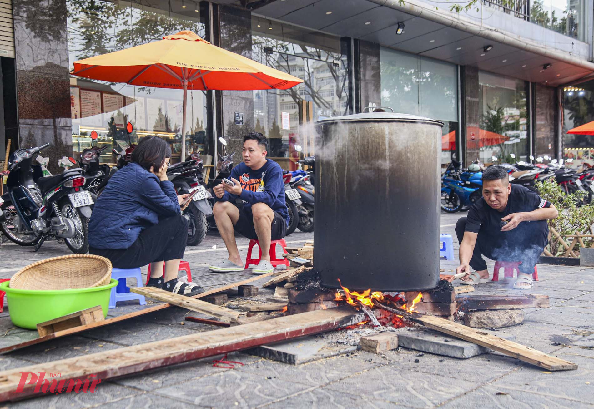 Ghi nhận của trong những ngày cuối năm, nhiều vỉa hè  trên các tuyến phố của Hà Nội đã bắt đầu đỏ lửa hồng, người dân, các gia đình bắt đầu quây quần bên nồi bánh chưng nghi ngút khói.